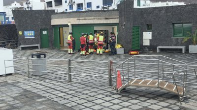 Atención a los tripulantes del velero encallado en Órzola (Fotos: Rafael Ángel Hernández)