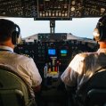 Dos pilotos en pleno vuelo
