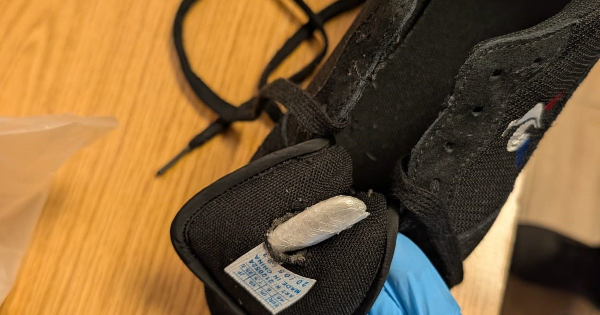 Droga oculta en zapatillas para prisión canaria