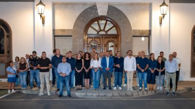Momento del minuto de silencio junto al Ayuntamiento de Arrecife, presidido por el alcalde Yonathan de León, en solidaridad con las víctimas de los trenes