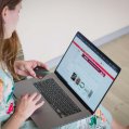 Chica navegando en internet