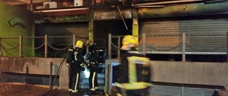 Los bomberos actuando en el incendio en un bar de Arrecife