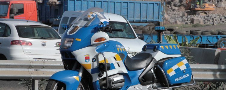 policía local choque camion gasolina