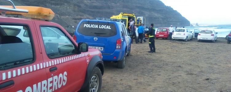 Caida de un parapentista en la playa de atrás en Órzola