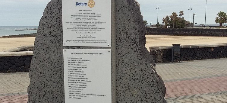Monolito en el paseo de la Playa del Reducto, frente a la Escultura de Rotary, con el nombre de los Galardomadpspor Rotary con el Premio Conejero