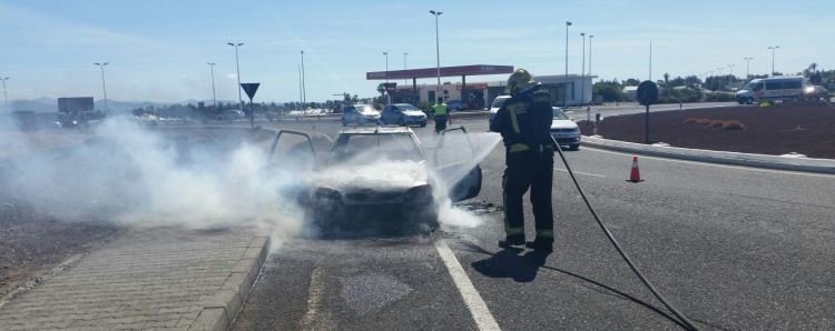 Coche ardiendo en Playa Blanca