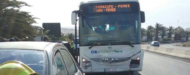 Choque entre una guagua y un turismo