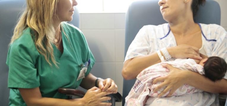 Madre del Hospital Molina Orosa dando el pecho