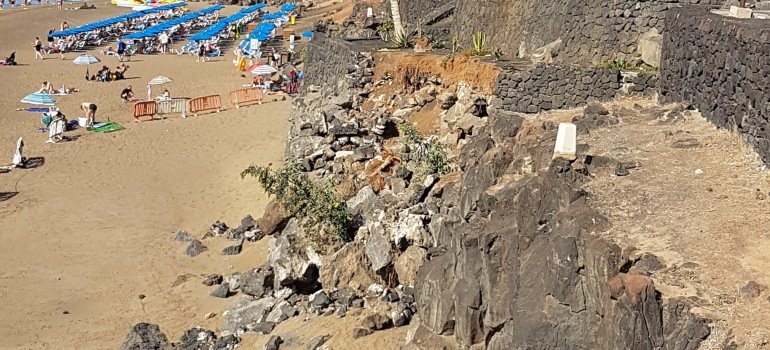 Muro desprendido en la Playa Grande