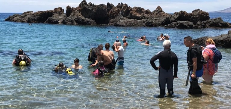 Primer bautizo marino de otras personas en la Playa Chica en Puerto del Carmen