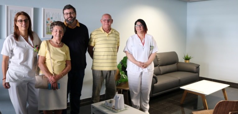 El gerente de los servicios sanitarios de Lanzarote, Dr. Raul Otín, con la familia donante y personal sanitario
