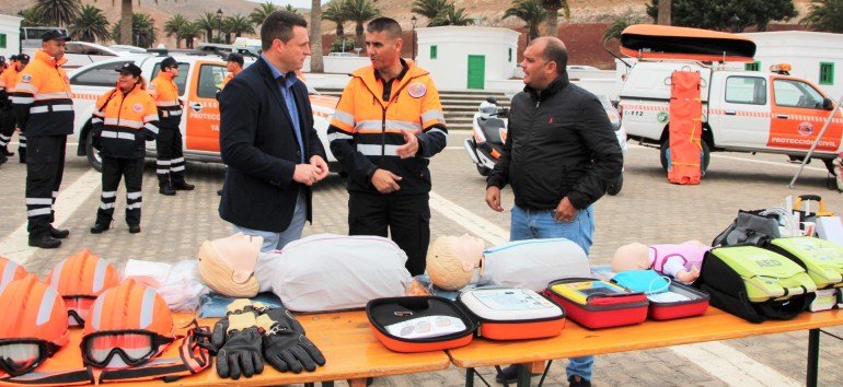 Alcalde entregando vehículos Protección Civil Yaiza 2