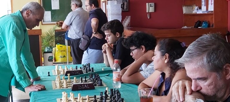 simultanea ajedrez sociedad democracia