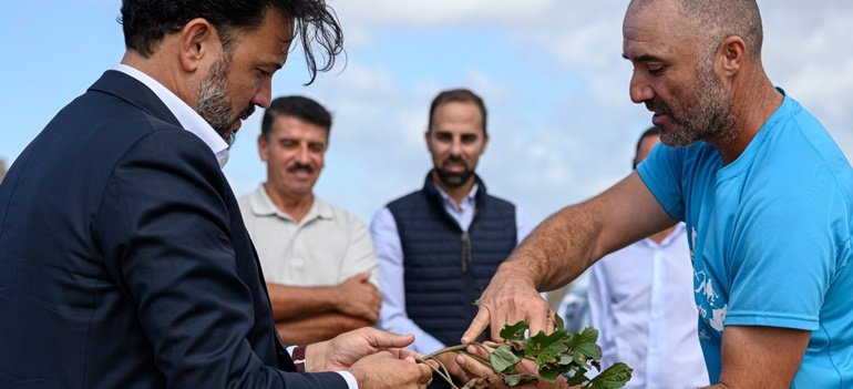guillermo mariscal con productores de batata en lanzarote 2