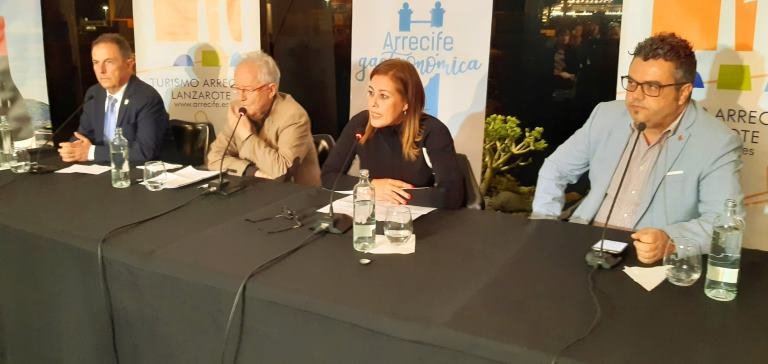 Arrecife. Capital de la Malvasía. La alcaldesa de Arrecife y el concejal de Turismo con José Peñín y Rafael Poveda