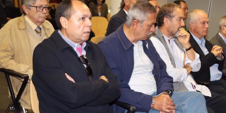 Imagen del ex alcalde de Yaiza, José Francisco Reyes esposado durante el juicio de Stratus