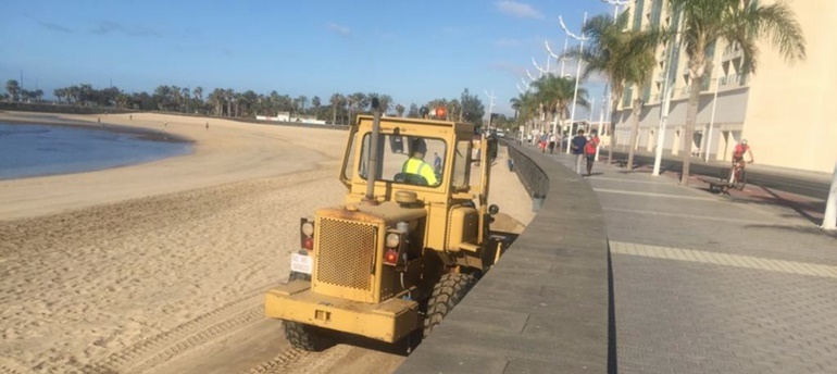 El Ayuntamiento de Arrecife extendien el jable acumlado en la playa del Reducto. El jable se ha acumulado en las proximidades del paseo, por las altas mareas