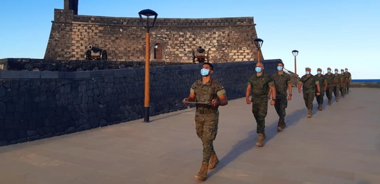 Homenaje de las Fuerzas Armadas a los fallecidos con covid 19. Un piquete de honor en el Castillo de San Gabriel